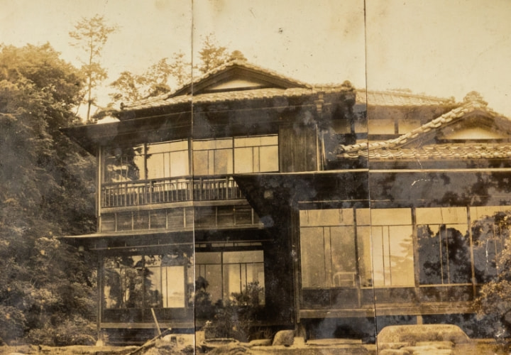 1927年（昭和2年）に建てられた入母屋造りの日本家屋の古写真