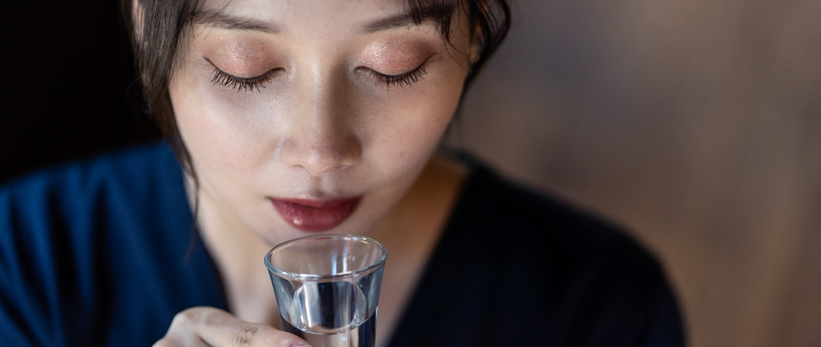 搾りたての日本酒を味わう女性