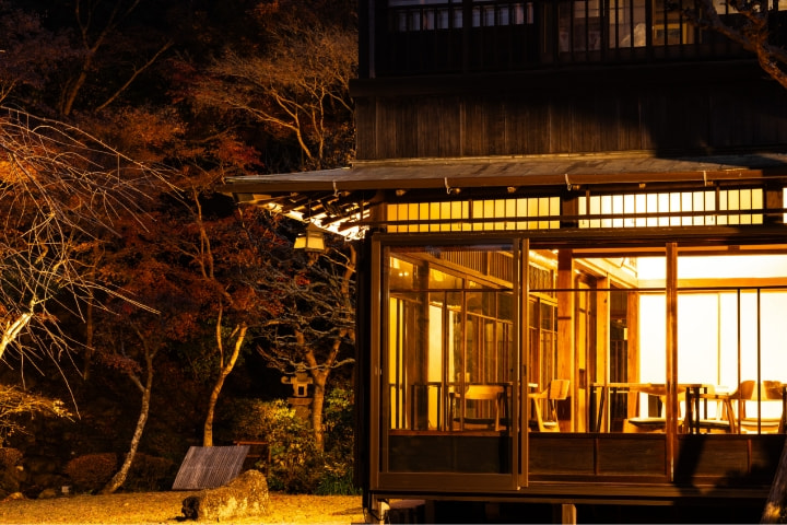 夜、灯りの入った屋敷と庭園の景色
