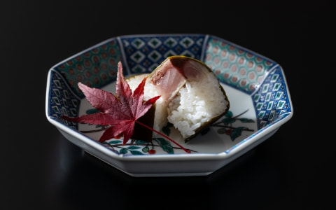 染付の八角皿に盛った鯖の押し寿司と紅葉のあしらい