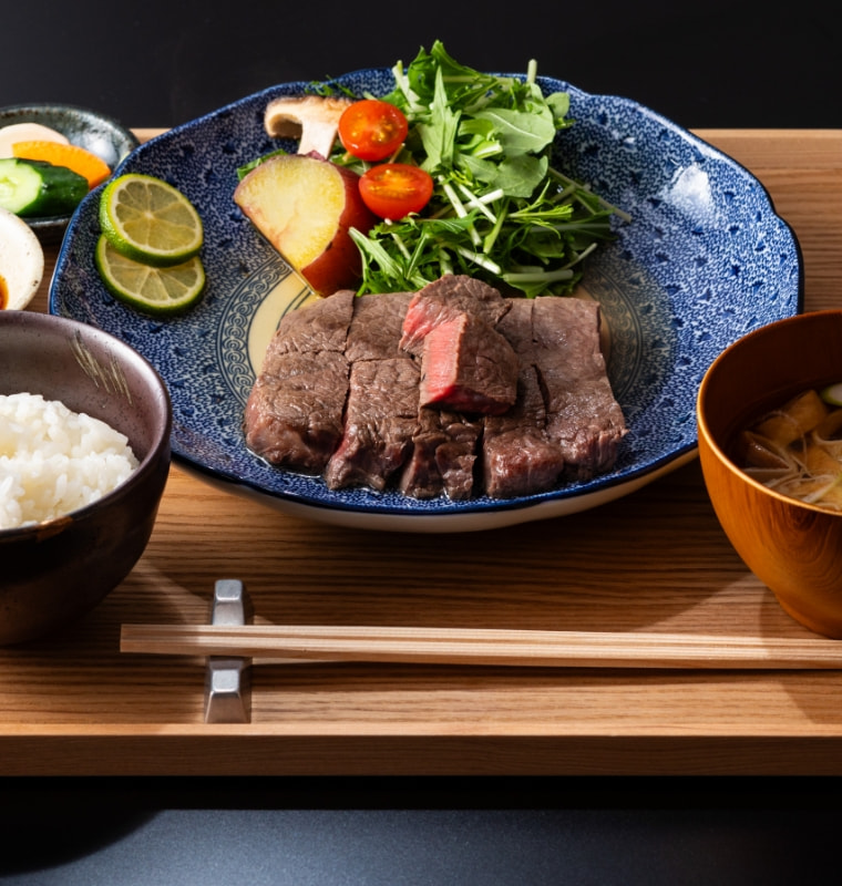 ランチの出汁ステーキ御膳。和牛ステーキ、ご飯、味噌汁、季節の副菜